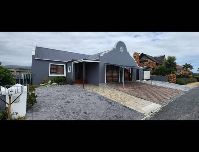 4 BEDROOM HOUSE FOR SALE IN PERLEMOENBAAI